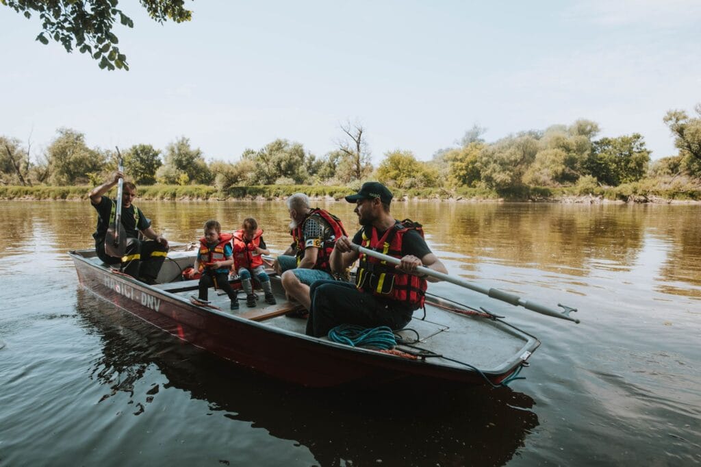 Jak ubrać dziecko na ryby przy 10, 15 i 20°C? Warstwy na każdą pogodę