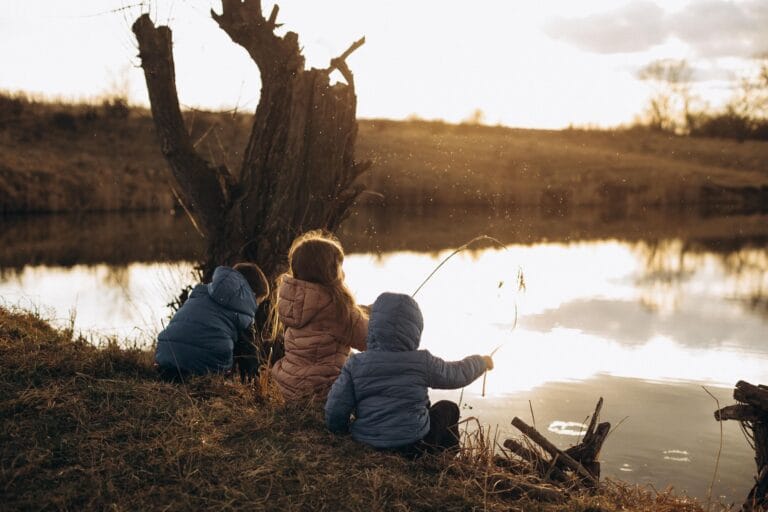Jak ubrać dziecko na ryby przy 10, 15 i 20°C? Warstwy na każdą pogodę